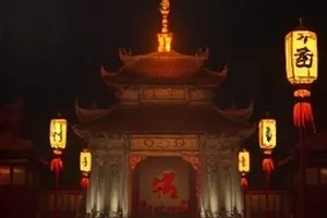 背光而走横版封面，逆光中的讲台与站立的人物背影