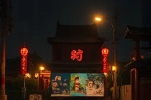 城市拾荒者横版封面，凌晨分拣站堆叠的纸箱与头灯