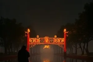 一小时问答横版封面，圆桌与两把椅子上的录音麦克风